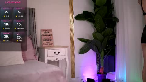 Snapshot of rebeccarese chatting on June 10, 8:24 am Rebecca online show from June 10, 8:24 am