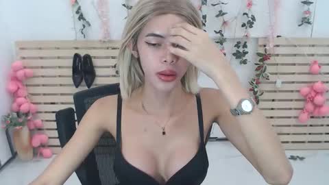 Snapshot of red_ann17 chatting on December 14, 10:09 am ann online show from December 14, 10:09 am