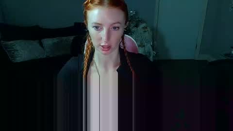 Snapshot of red_firesquirt chatting on December 17, 2:33 pm Red -  online show from December 17, 2:33 pm