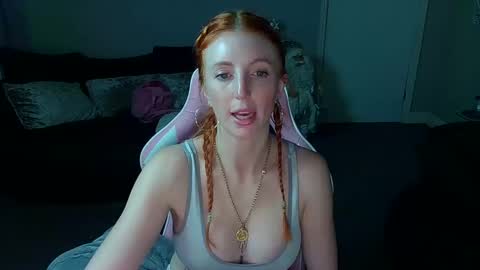 Snapshot of red_firesquirt chatting on December 17, 9:49 pm Red -  online show from December 17, 9:49 pm