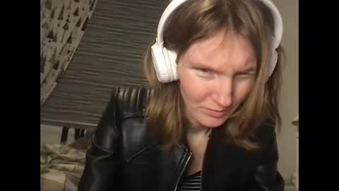 Snapshot of redfoxofficial chatting on March 28, 8:14 am Redfox online show from March 28, 8:14 am