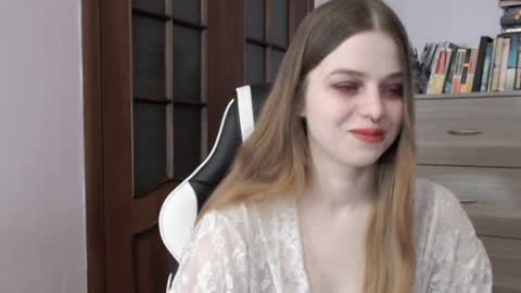 Snapshot of redhead_rabbit chatting on December 27, 3:09 am Lily online show from December 27, 3:09 am