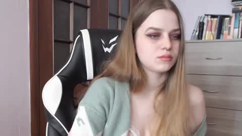 Snapshot of redhead_rabbit chatting on March 5, 5:29 am Lily online show from March 5, 5:29 am