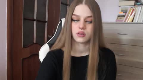 Snapshot of redhead_rabbit chatting on September 14, 2:33 am Lily online show from September 14, 2:33 am