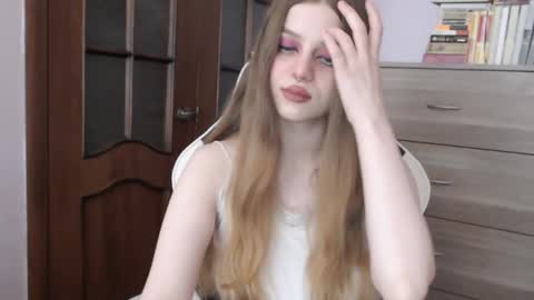 Snapshot of redhead_rabbit chatting on September 26, 1:42 am Lily online show from September 26, 1:42 am