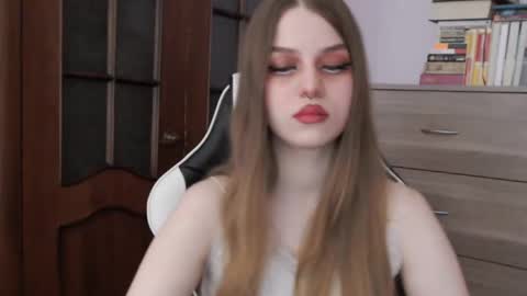 Snapshot of redhead_rabbit chatting on October 2, 1:56 am Lily online show from October 2, 1:56 am