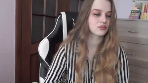 Snapshot of redhead_rabbit chatting on October 24, 2:08 am Lily online show from October 24, 2:08 am