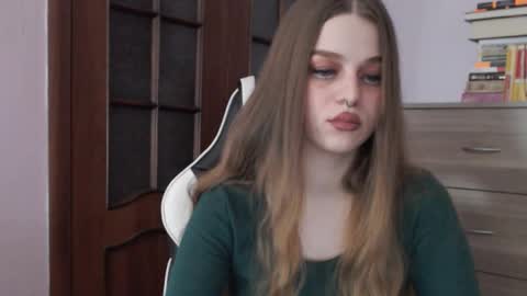 Snapshot of redhead_rabbit chatting on October 28, 2:04 am Lily online show from October 28, 2:04 am