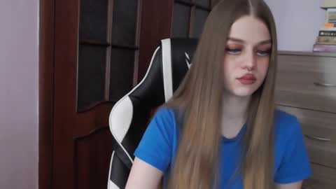 Snapshot of redhead_rabbit chatting on November 2, 1:41 am Lily online show from November 2, 1:41 am