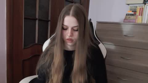 Snapshot of redhead_rabbit chatting on November 9, 2:10 am Lily online show from November 9, 2:10 am