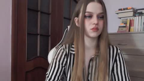 Snapshot of redhead_rabbit chatting on November 13, 2:21 am Lily online show from November 13, 2:21 am