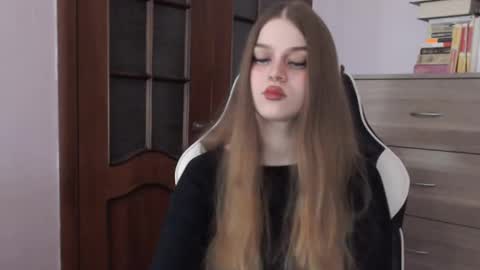 Snapshot of redhead_rabbit chatting on November 14, 2:32 am Lily online show from November 14, 2:32 am