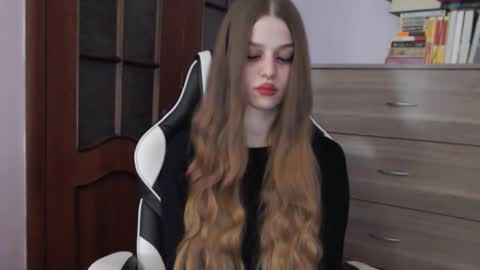 Snapshot of redhead_rabbit chatting on November 25, 2:11 am Lily online show from November 25, 2:11 am