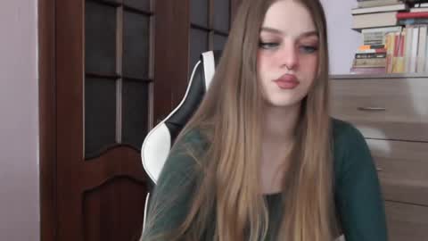 Snapshot of redhead_rabbit chatting on November 29, 2:47 am Lily online show from November 29, 2:47 am