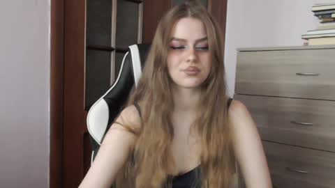 Snapshot of redhead_rabbit chatting on June 3, 3:20 am Lily online show from June 3, 3:20 am