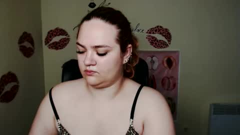Snapshot of redhotqueen1 chatting on June 11, 5:27 am Rina online show from June 11, 5:27 am