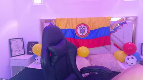 Snapshot of redhotter_ chatting on June 25, 8:13 pm Lili Lopez online show from June 25, 8:13 pm