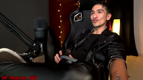 Snapshot of redrum_696 chatting on December 29, 1:24 am Red online show from December 29, 1:24 am