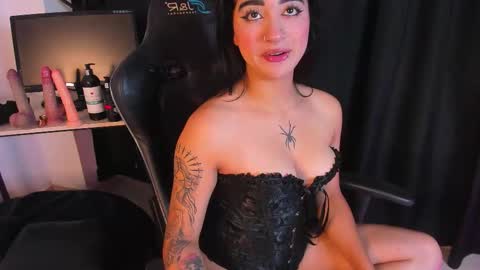 Snapshot of regina_storm chatting on October 29, 2:36 am online show from October 29, 2:36 am