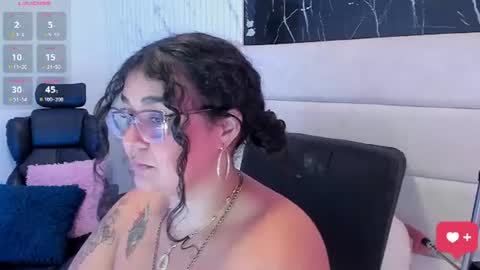 reginavegaa online show from July 28, 6:20 pm