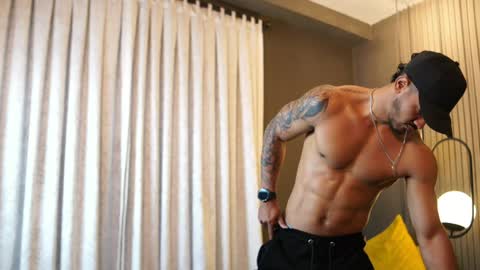 Snapshot of reik_von chatting on May 5, 12:35 pm Reik online show from May 5, 12:35 pm