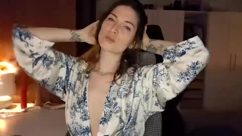 Snapshot of reileyfoxx chatting on June 16, 6:49 am Reiley online show from June 16, 6:49 am