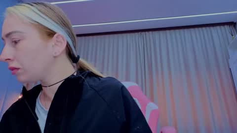 reina cummings online show from November 16, 7:03 am