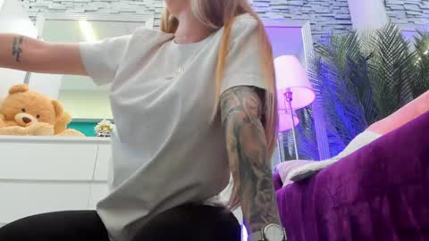 Snapshot of reina_cummings chatting on May 15, 5:47 am reina cummings online show from May 15, 5:47 am