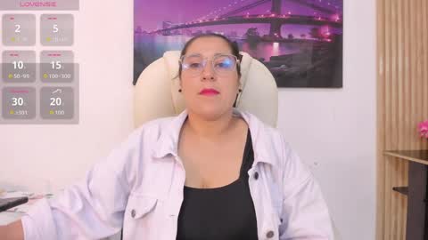 Snapshot of reina_mia1 chatting on April 17, 11:08 pm Reina Mia online show from April 17, 11:08 pm