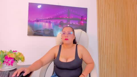 Snapshot of reina_mia1 chatting on April 28, 11:54 pm Reina Mia online show from April 28, 11:54 pm