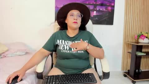 Snapshot of reina_mia1 chatting on May 1, 12:04 am Reina Mia online show from May 1, 12:04 am