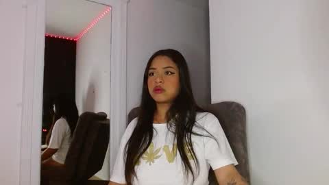 Snapshot of reina_reina chatting on February 2, 2:32 am reina_reina online show from February 2, 2:32 am