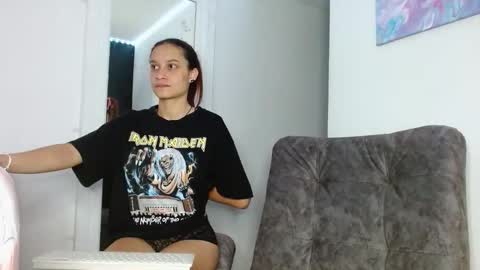 Snapshot of reina_reina chatting on February 25, 3:49 am reina_reina online show from February 25, 3:49 am