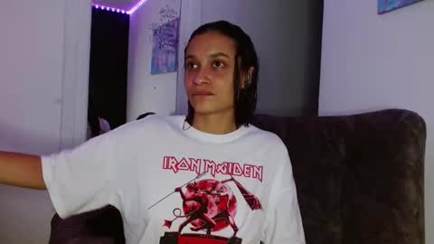 Snapshot of reina_reina chatting on March 4, 6:08 am reina_reina online show from March 4, 6:08 am