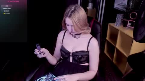 Snapshot of reinamiwitch chatting on November 12, 11:10 am reinamiwitch online show from November 12, 11:10 am