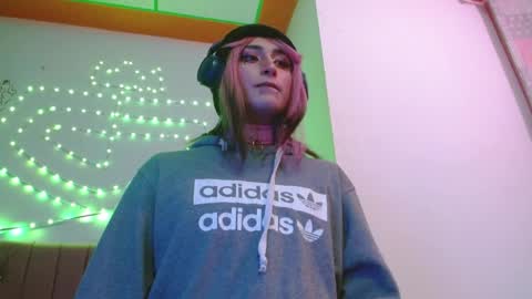 Snapshot of reiv_femboy chatting on April 5, 5:59 am reiv_femboy online show from April 5, 5:59 am