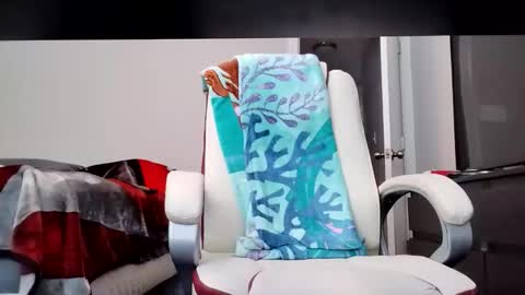 Snapshot of remmi556692 chatting on November 13, 3:33 pm remmi556692 online show from November 13, 3:33 pm