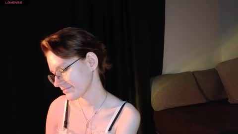 Snapshot of renaeblaski chatting on May 31, 6:09 pm Claire online show from May 31, 6:09 pm