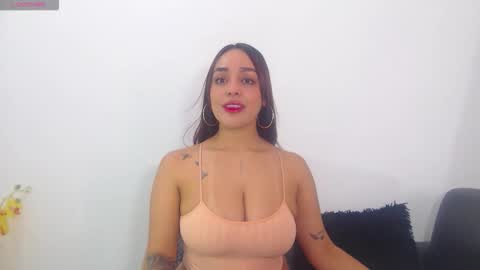 renatabrownn28 online show from May 5, 5:43 pm