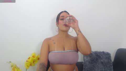 renatabrownn28 online show from June 1, 4:31 pm