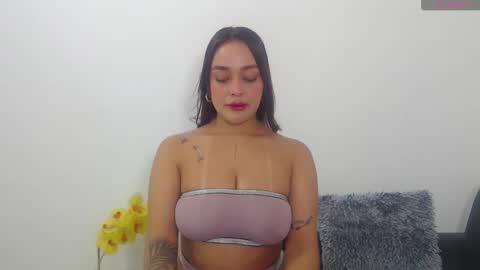 renatabrownn28 online show from June 7, 4:22 pm