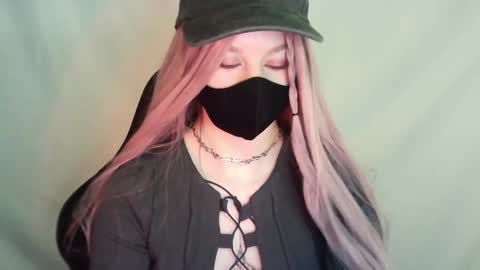 Snapshot of renesme_lusilia chatting on May 21, 3:02 am Renesme White Im here from Monday to Friday online show from May 21, 3:02 am