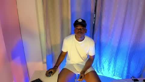 Snapshot of rey_bbc chatting on July 27, 9:38 am rey_bbc online show from July 27, 9:38 am
