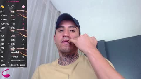 Snapshot of richi_grubby chatting on February 17, 10:03 pm David online show from February 17, 10:03 pm