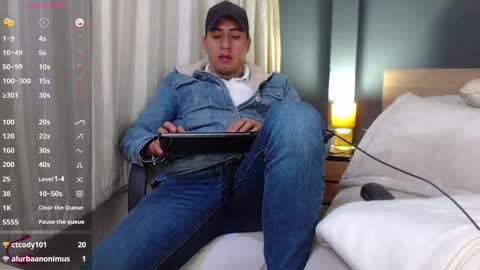 Snapshot of richi_grubby chatting on February 19, 11:04 pm David online show from February 19, 11:04 pm