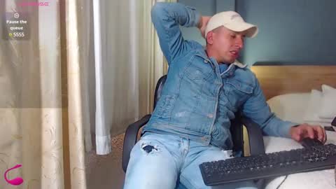 Snapshot of richi_grubby chatting on March 3, 8:54 pm David online show from March 3, 8:54 pm