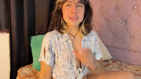 Snapshot of riley_colors chatting on February 4, 2:28 am Riley online show from February 4, 2:28 am