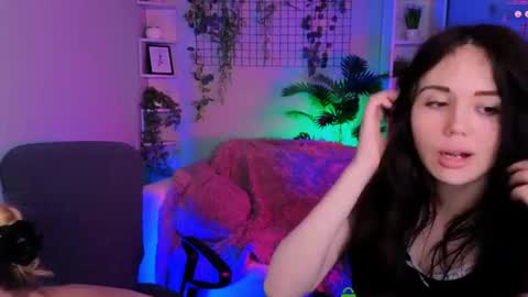 Snapshot of riley_sanders chatting on June 14, 2:24 am Meow online show from June 14, 2:24 am