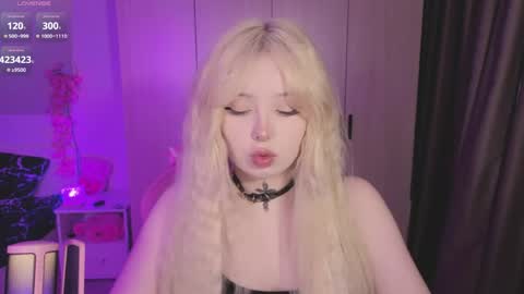 Snapshot of riley_vice chatting on June 1, 8:49 am Sofia online show from June 1, 8:49 am