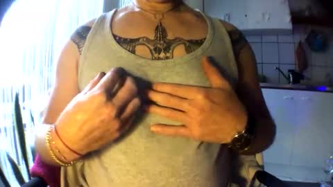 Snapshot of riod_rainforest_1983 chatting on November 11, 12:27 pm Rotrigo online show from November 11, 12:27 pm